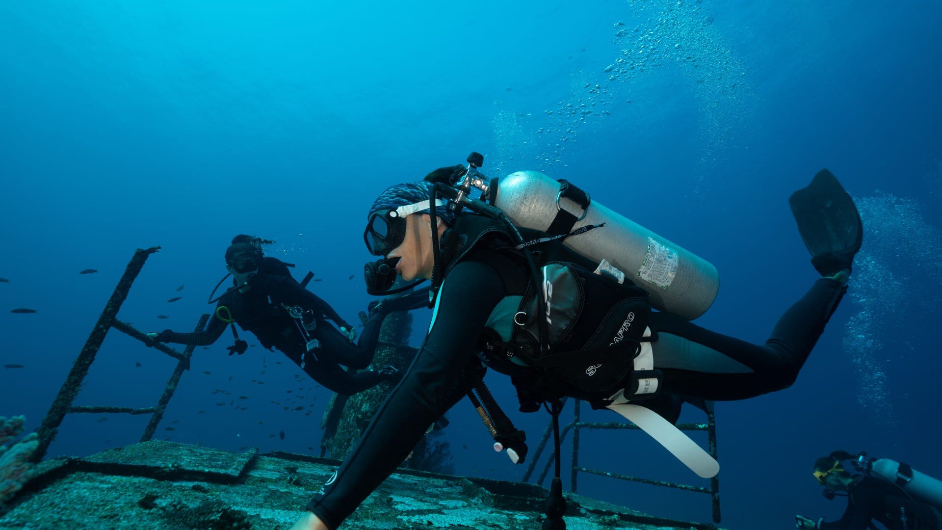 divers at wreck gili islands