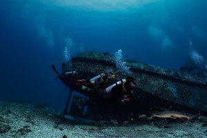 divers wreck and shark gili islands