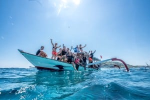 group photo on the boat manta dive gili t