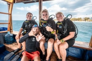 smiling divers on the boat manta dive