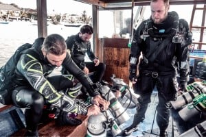 equipment checks - Manta Dive Tech Gili T